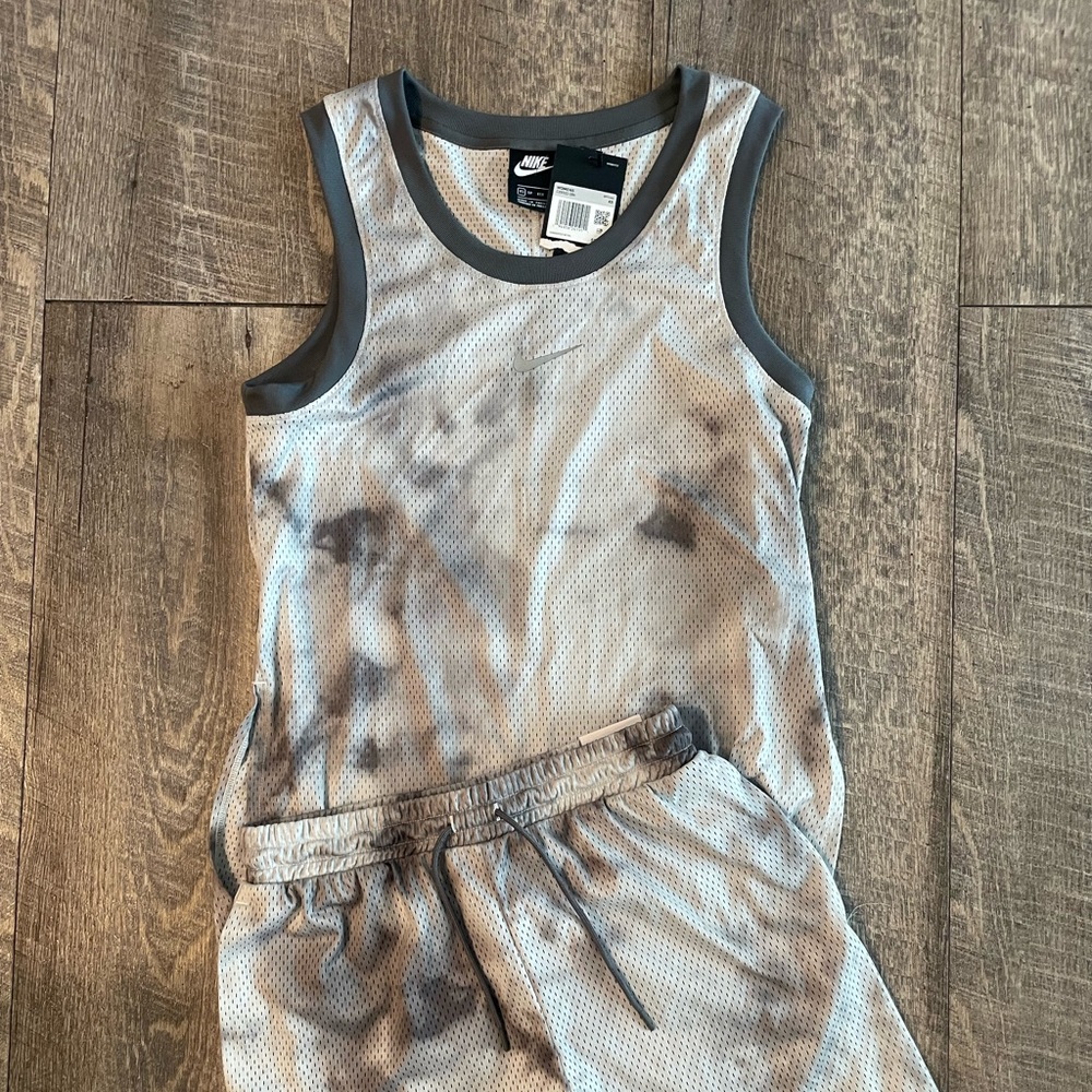 NWT Women’s Nike Set - Picture 1 of 5